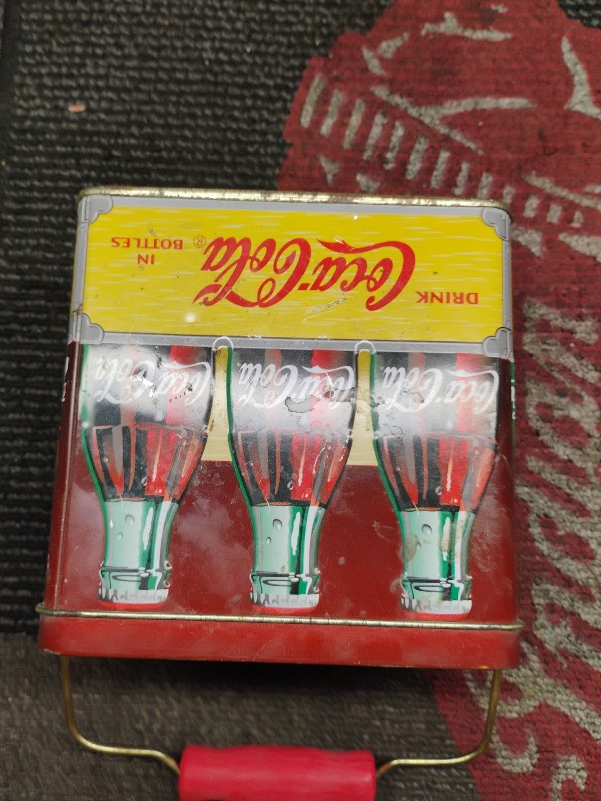1999 Coca Cola Collectors Tin 6 Bottle Carry Tin With Plastic Handle (5X3.5X5in)