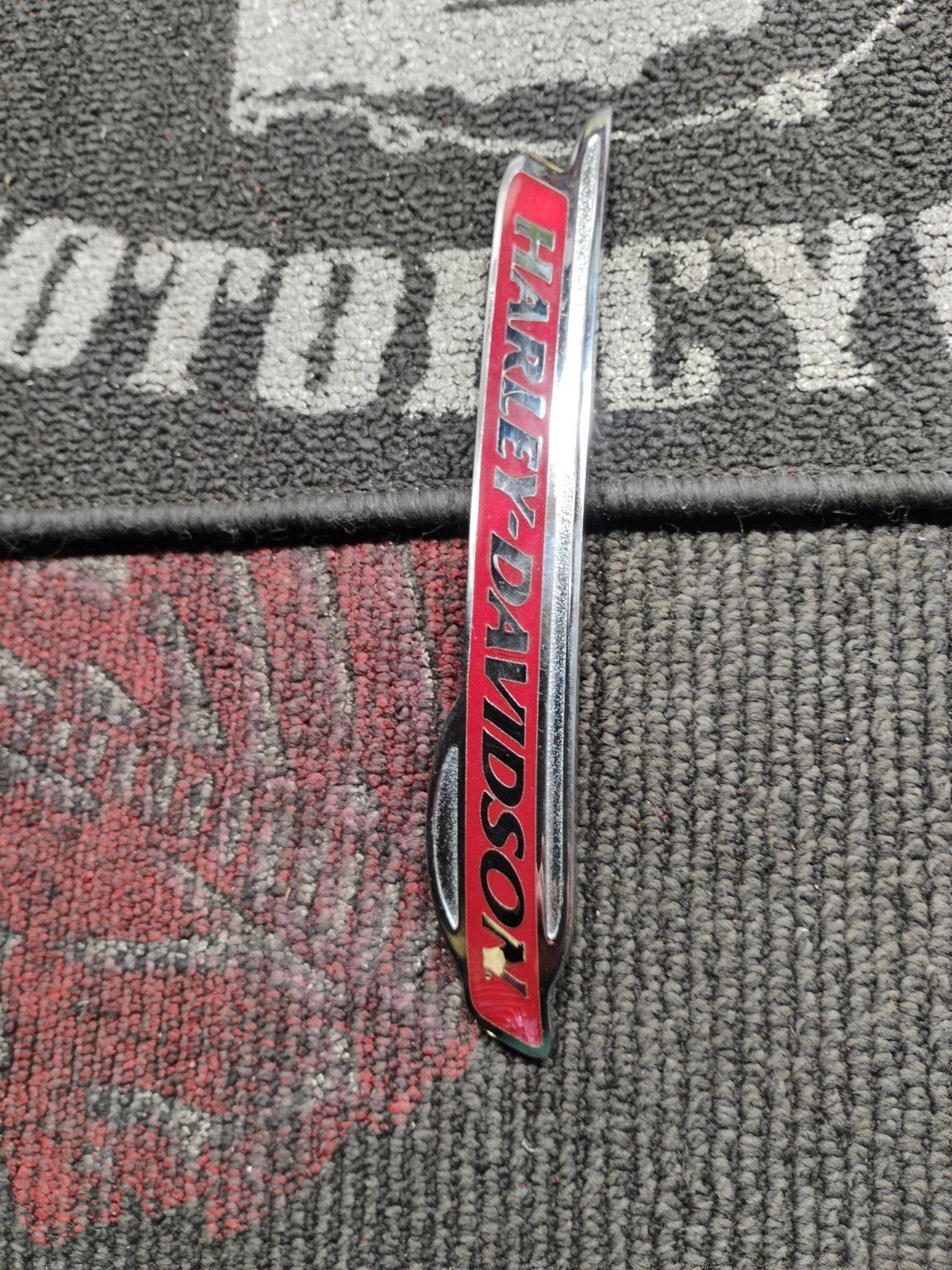 HARLEY-DAVIDSON MEDALLION,RH/F'TANK,RED 62260-08 NEW OEM 62260-08