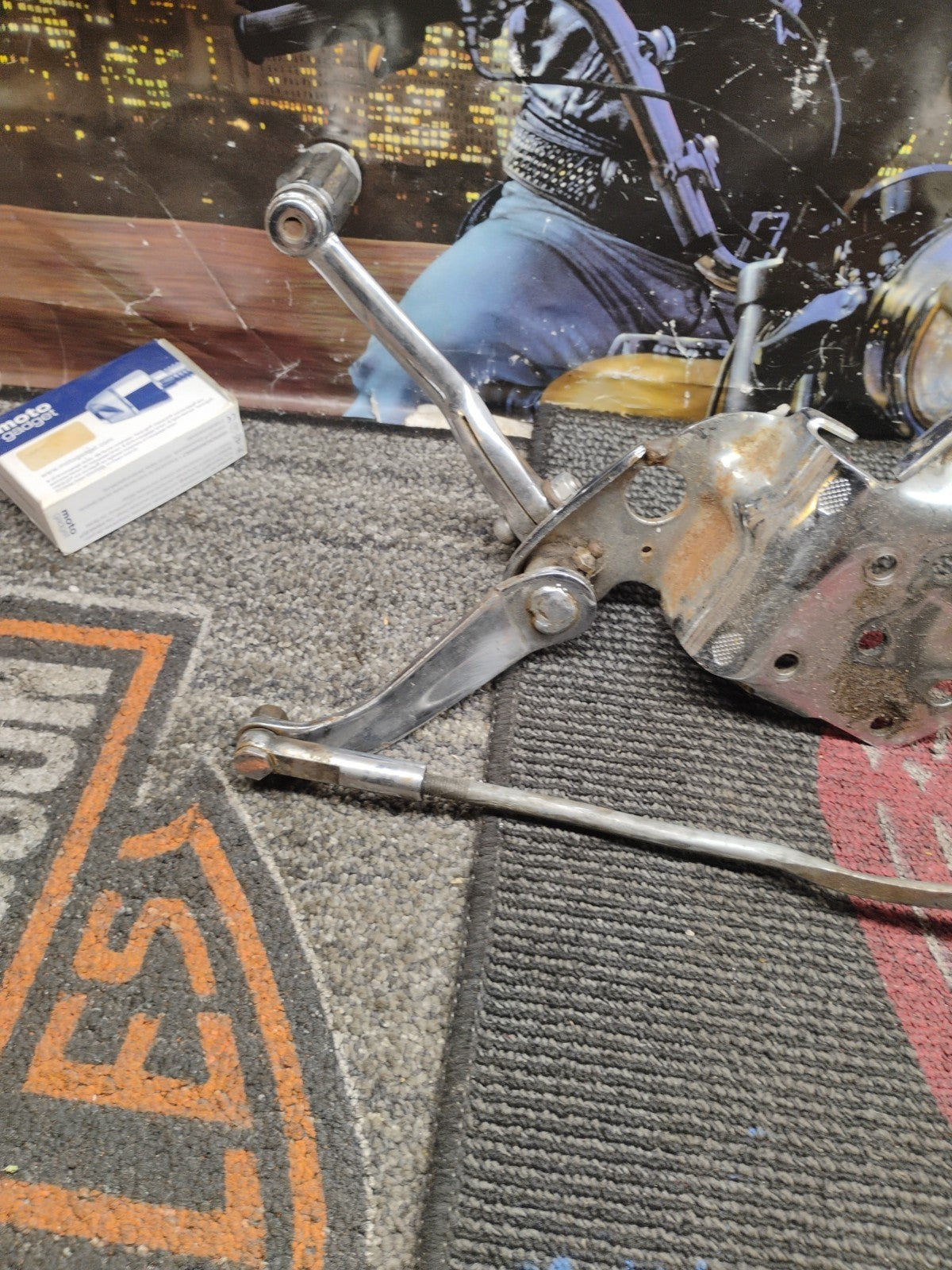 2007 Harley Davidson Dyna Front Driver Foot Pegs mount bracket