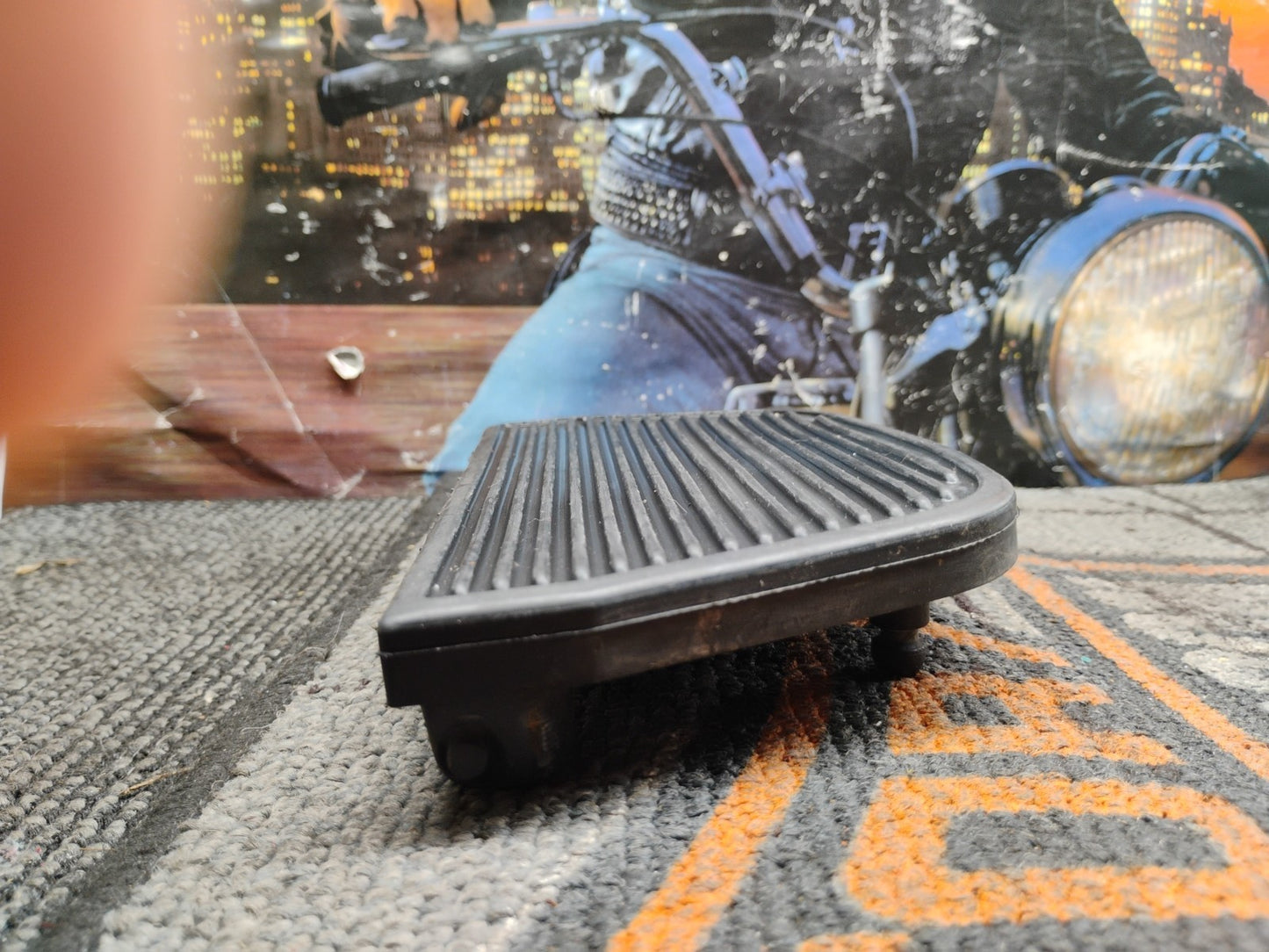 50606-06 HARLEY-DAVIDSON 2006-LATER TOURING LEFT PASSENGER FLOORBOARD PAD OEM