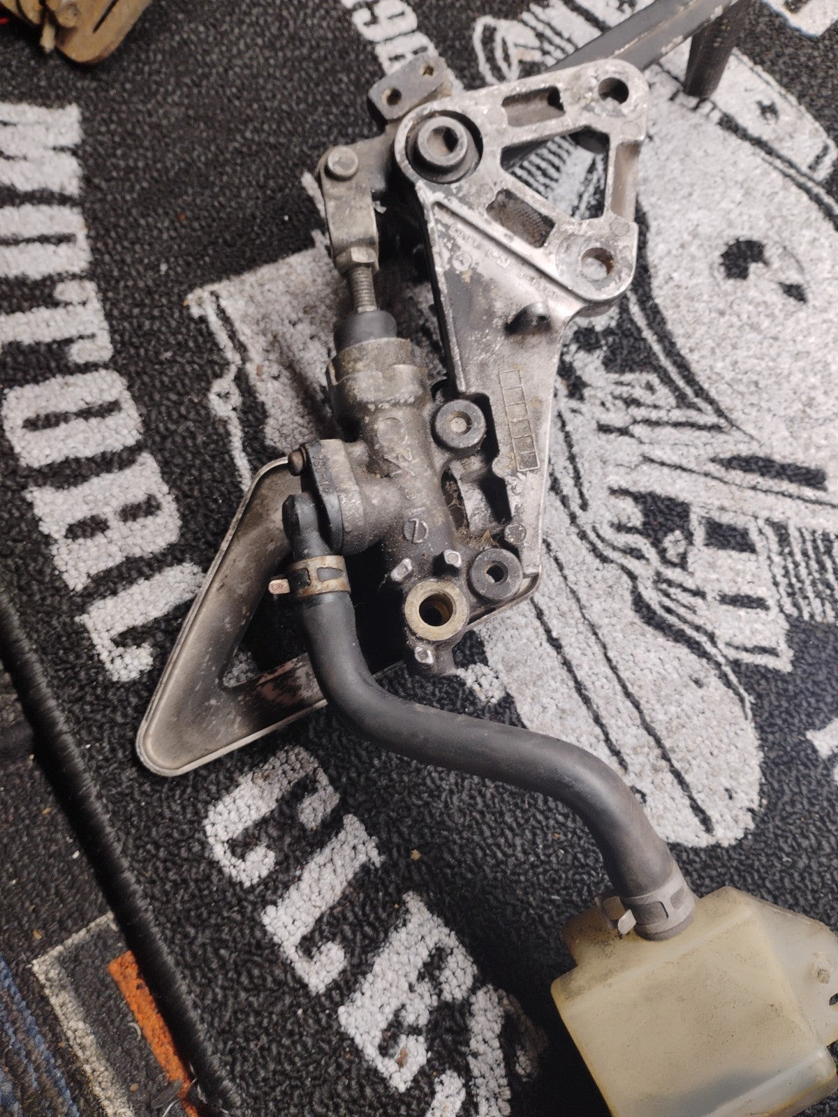 97-99 1999 SUZUKI GSXR 600 SRAD RIGHT REARSET PEG BRACKET +Master Cylinder