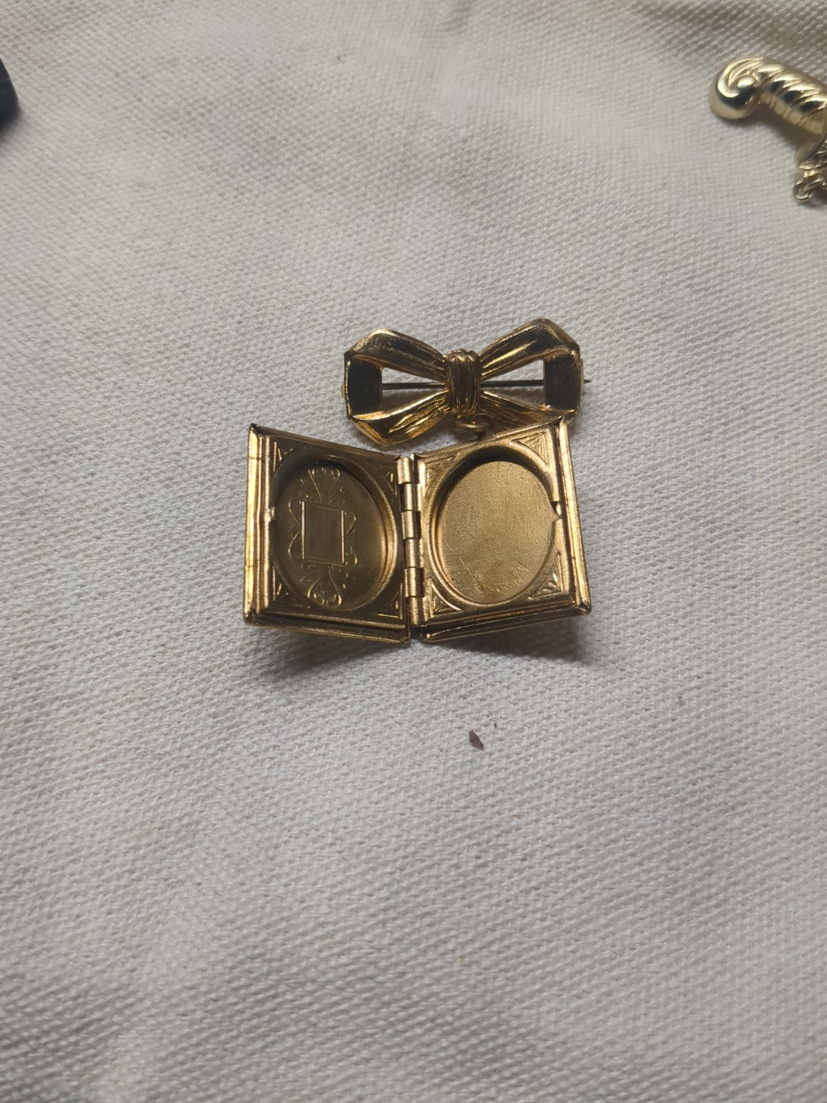 Vintage Sweetheart Photo Picture Locket Dangle Bow Brooch Pin 1.75'' Mourning