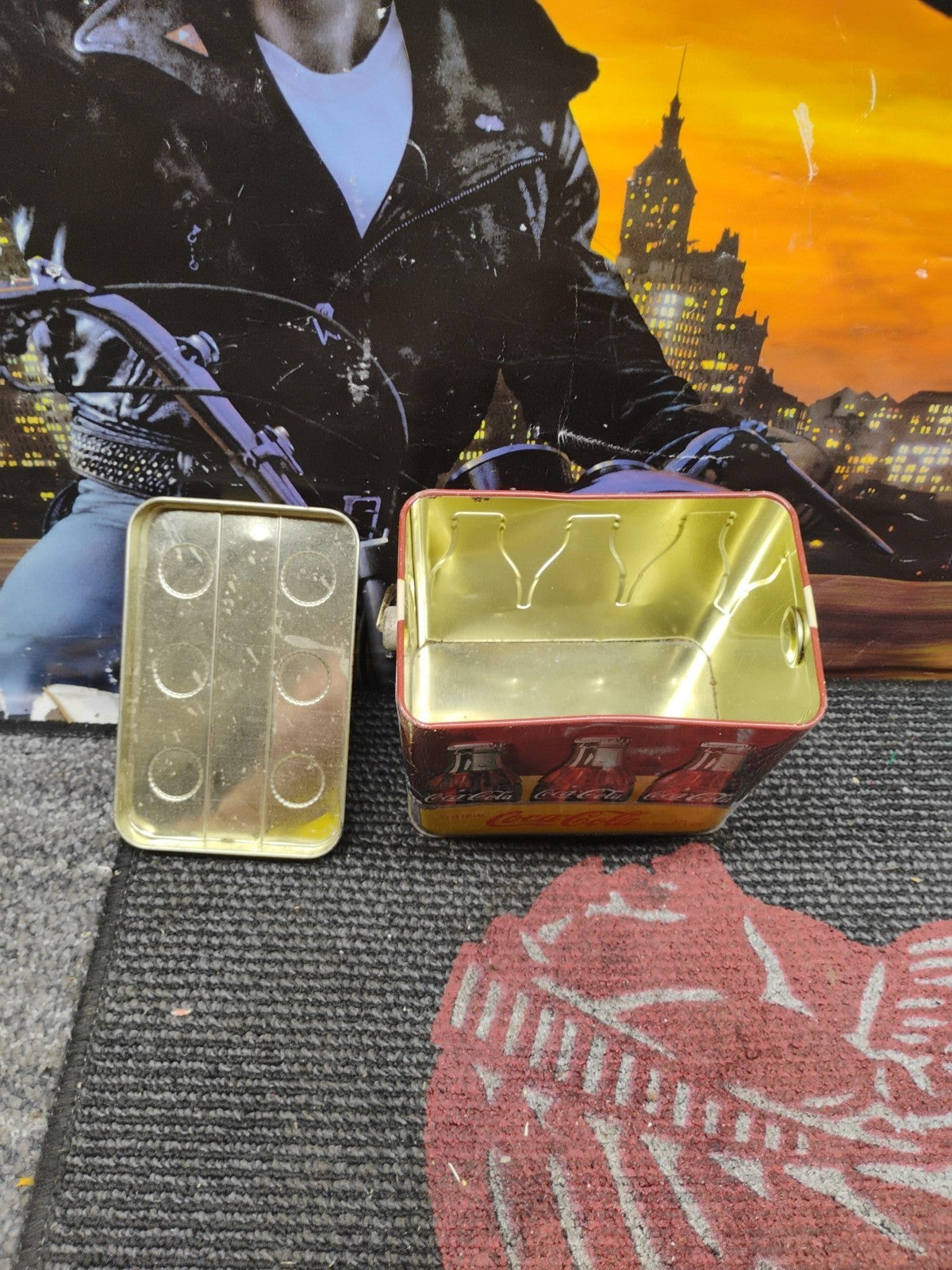 1999 Coca Cola Collectors Tin 6 Bottle Carry Tin With Plastic Handle (5X3.5X5in)