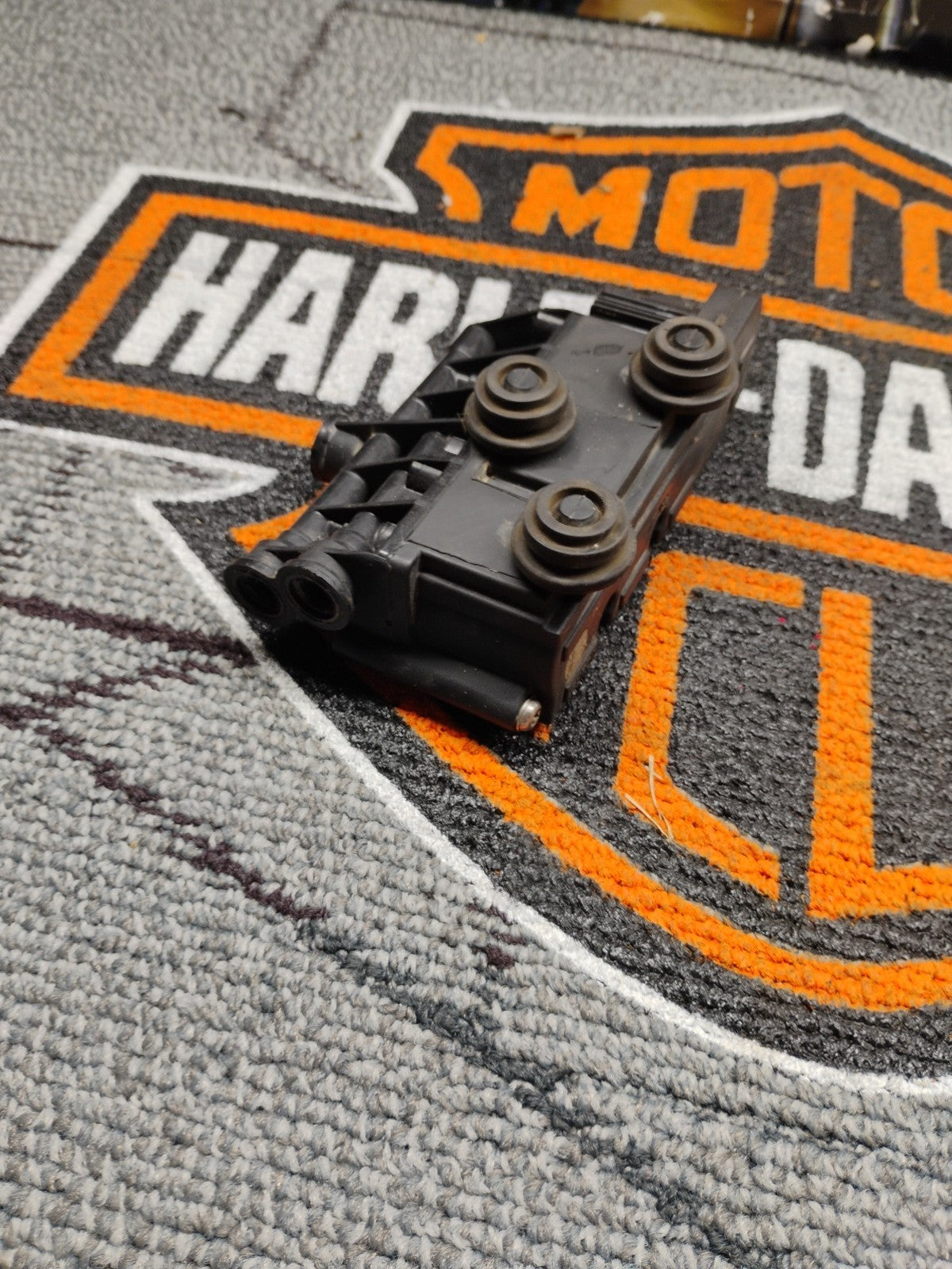 LAND ROVER LR3 / LR4 & RANGE ROVER SPORT REAR AXLE AIR SUSPENSION VALVE BLOCK