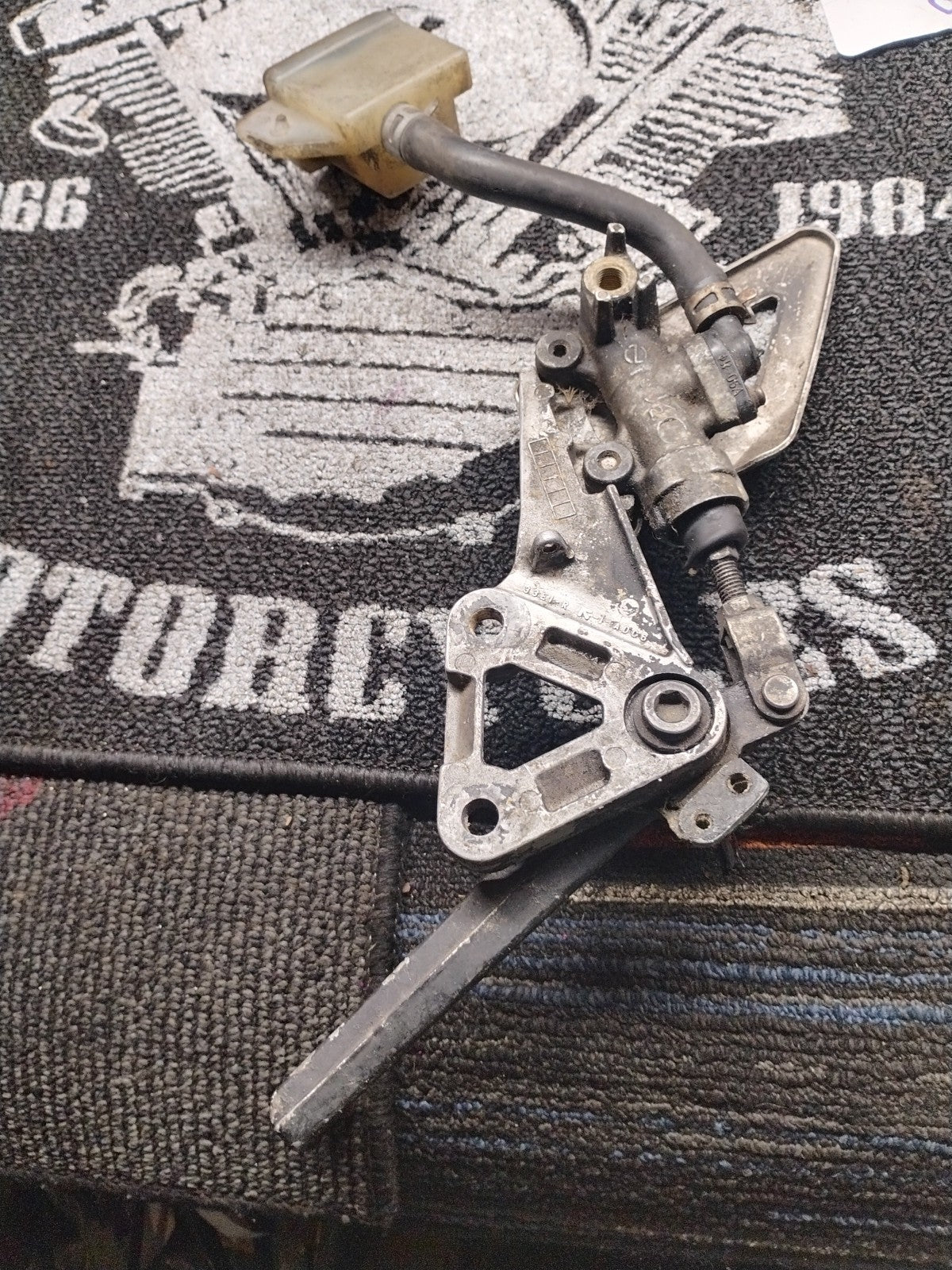 97-99 1999 SUZUKI GSXR 600 SRAD RIGHT REARSET  PEG BRACKET +Master Cylinder 