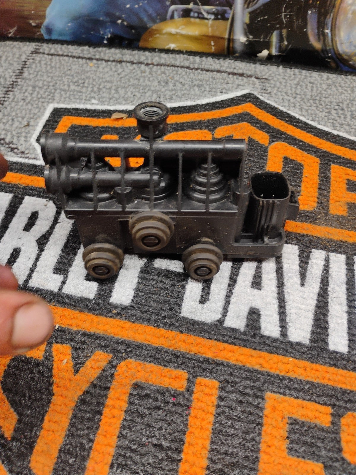 LAND ROVER LR3 / LR4 & RANGE ROVER SPORT REAR AXLE AIR SUSPENSION VALVE BLOCK