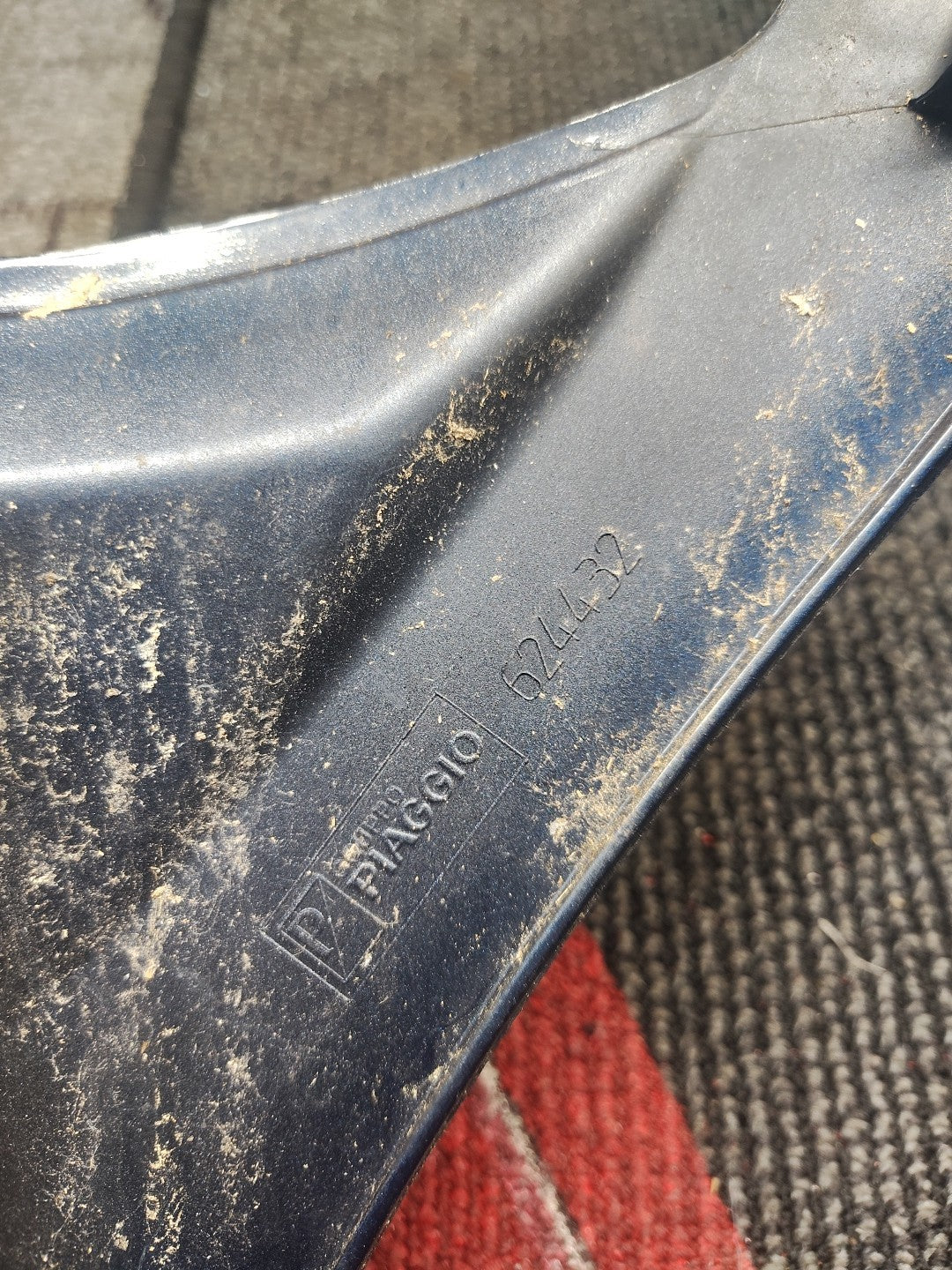 PIAGGIO MP3 125 - 500 Front shield upper fairing cover badge 624432