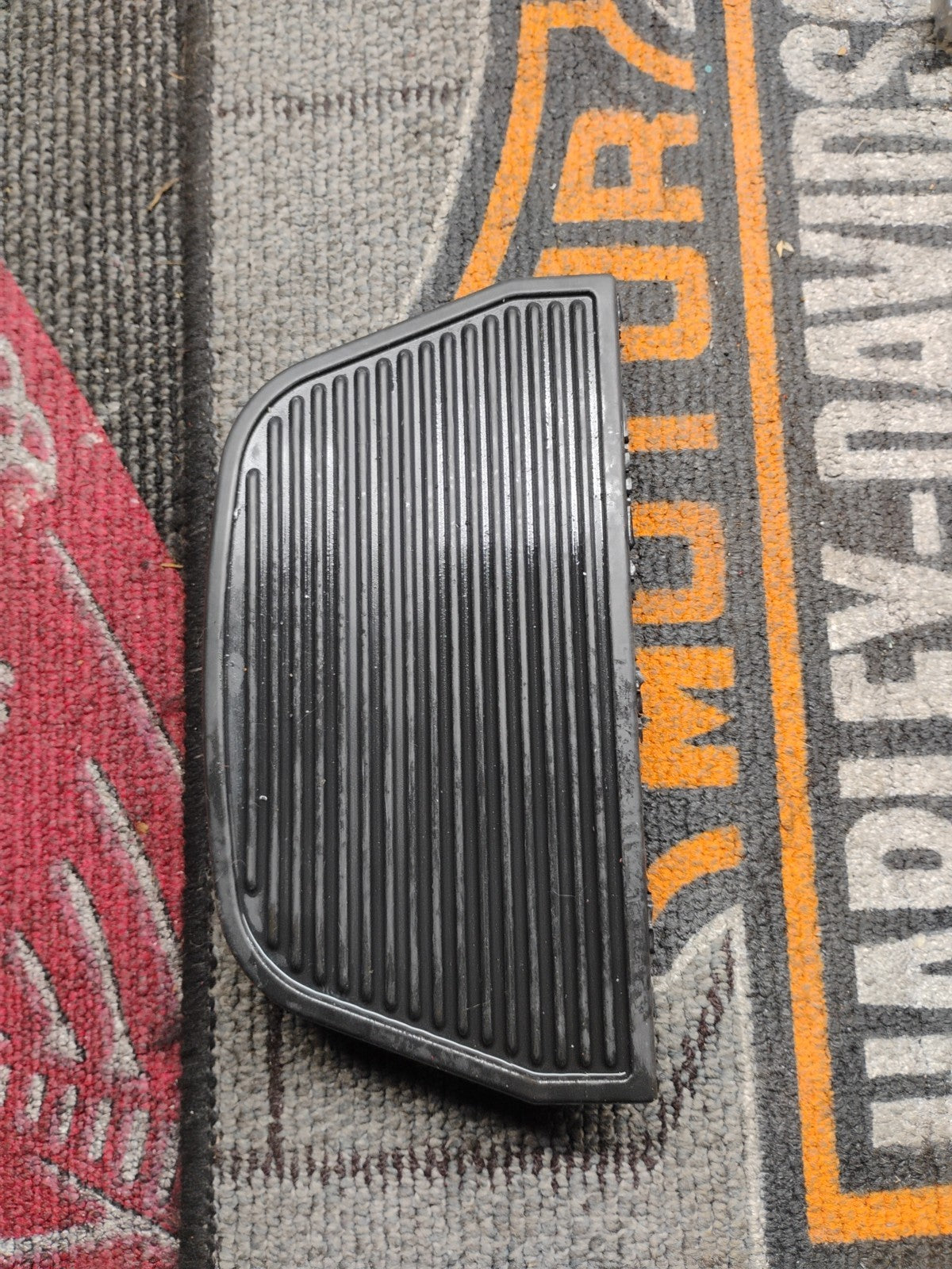 50606-06 HARLEY-DAVIDSON 2006-LATER TOURING LEFT PASSENGER FLOORBOARD PAD OEM 