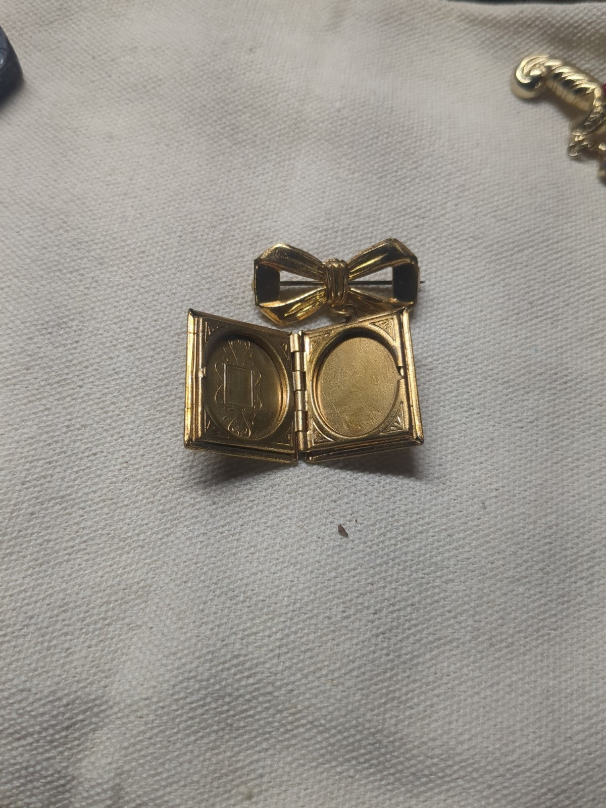 Vintage Sweetheart Photo Picture Locket Dangle Bow Brooch Pin 1.75'' Mourning