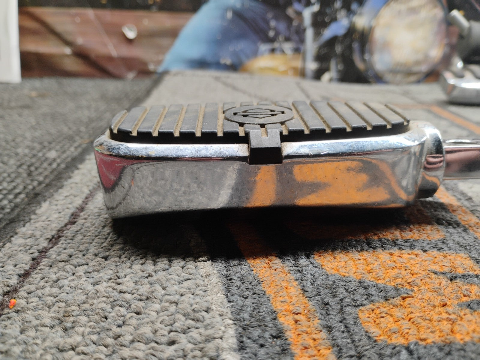 SINGLE Harley Crested Bar Shield Right Foot Peg Chrome Passenger 