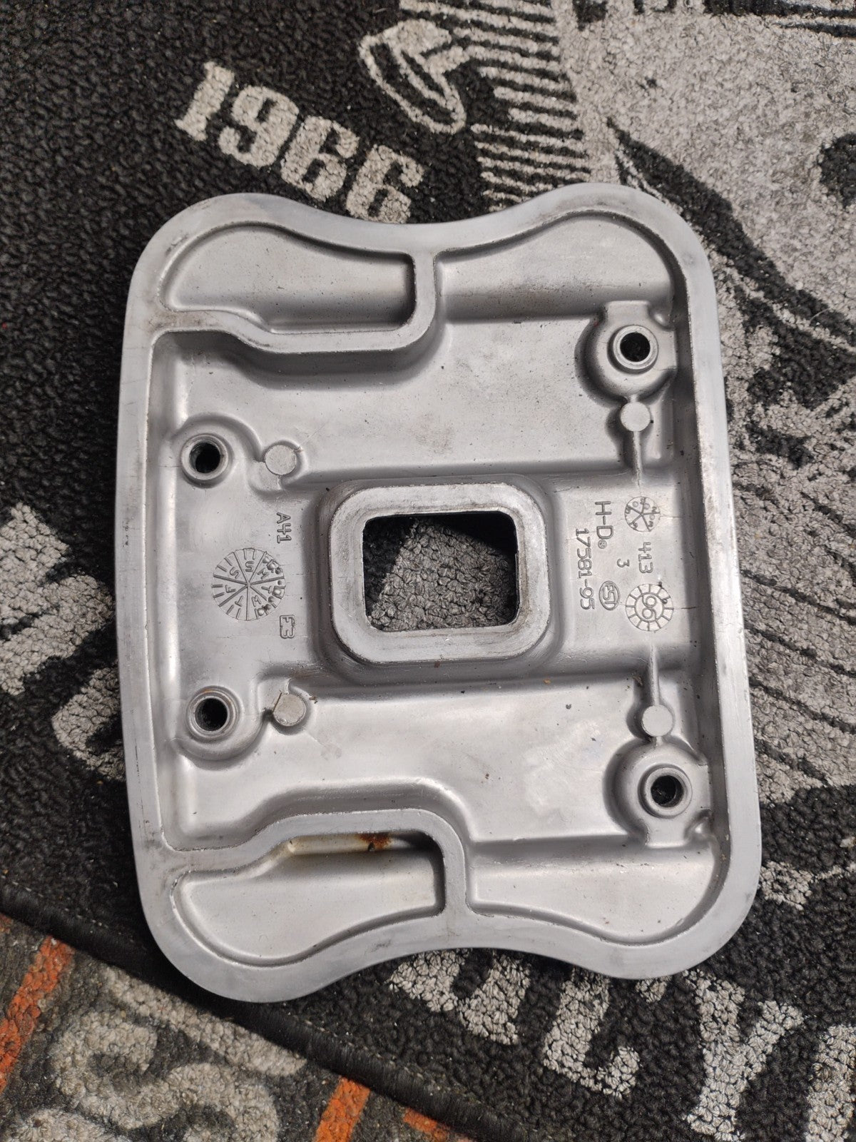 Harley-Davidson OEM 95-03 XL Polished Rocker Cover 17501-86B Cast #17581-95