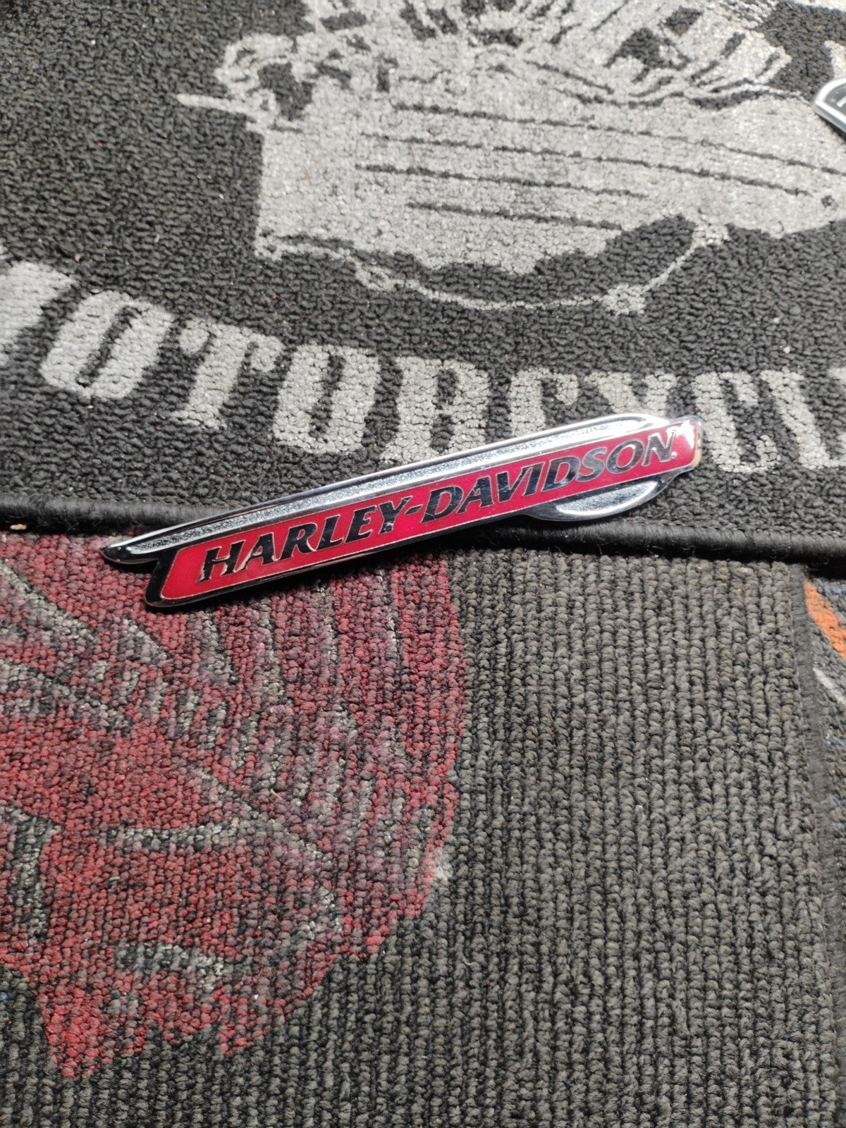 HARLEY-DAVIDSON MEDALLION,RH/F'TANK,RED 62260-08 NEW OEM 62260-08