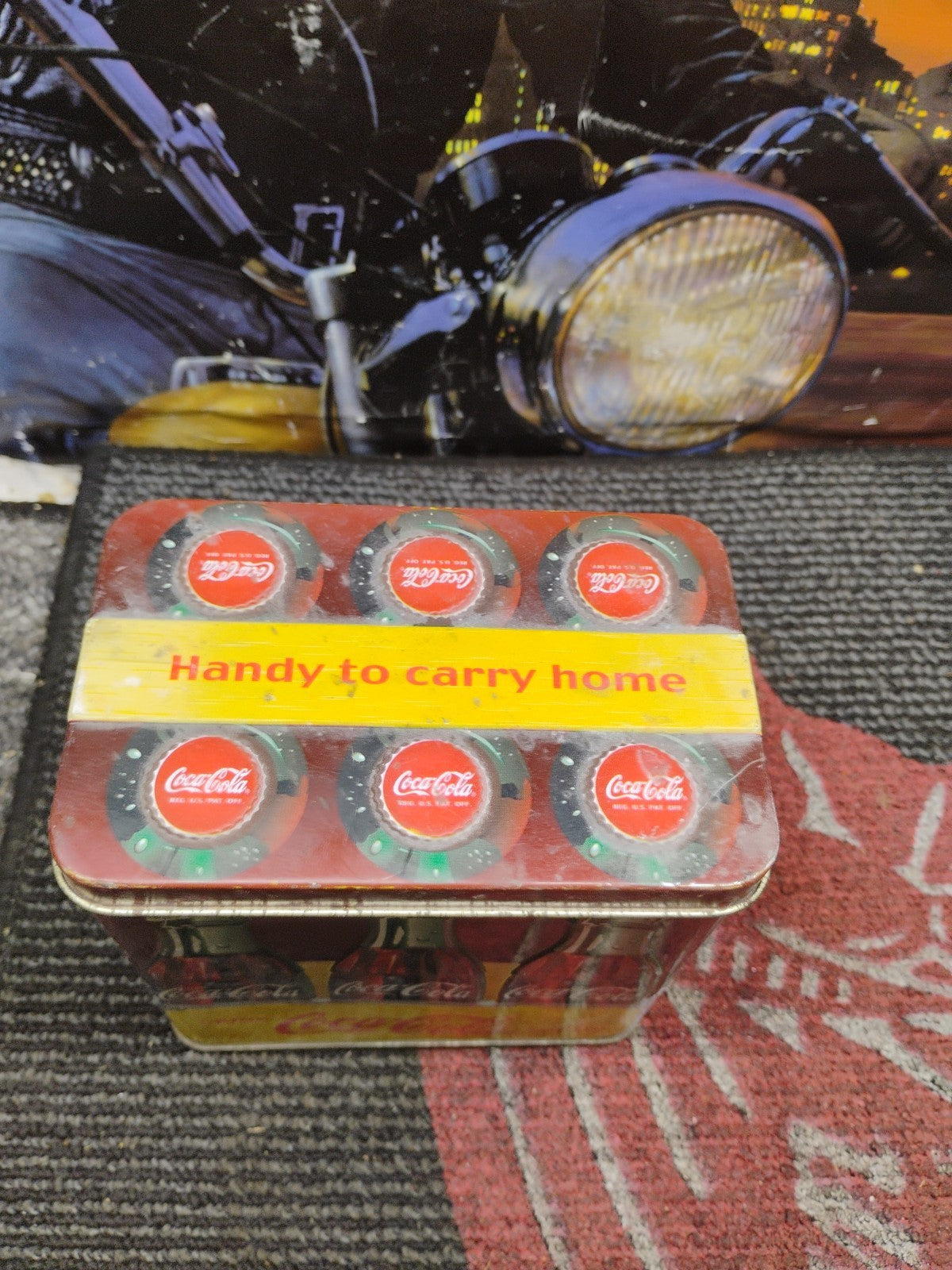 1999 Coca Cola Collectors Tin 6 Bottle Carry Tin With Plastic Handle (5X3.5X5in)