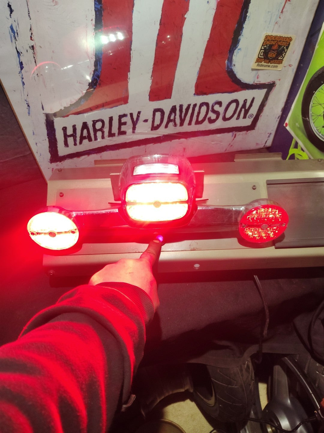 genuine Harley-Davidson dealer LED tail and turn signal light display unit.