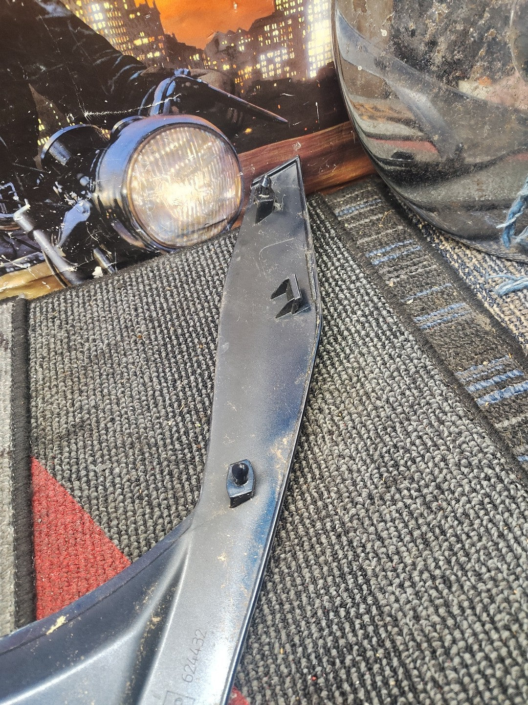 PIAGGIO MP3 125 - 500 Front shield upper fairing cover badge 624432