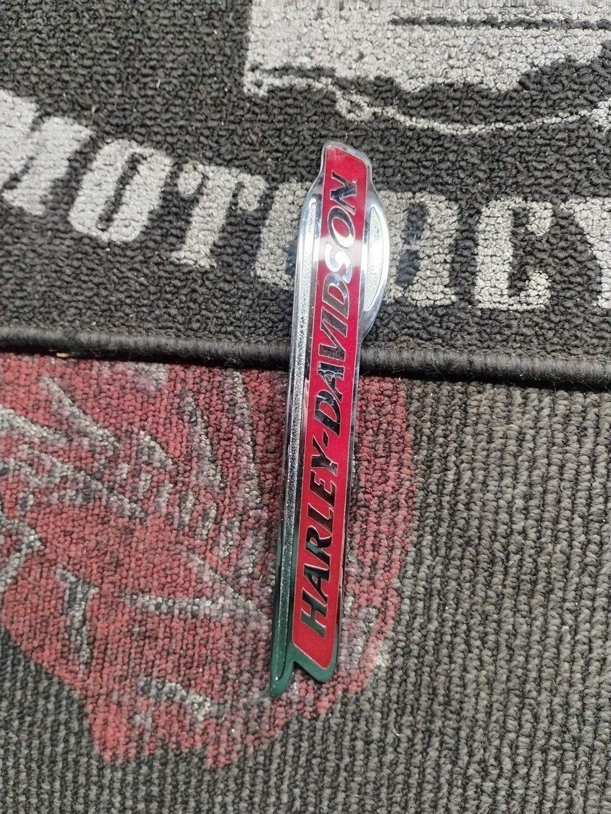 HARLEY-DAVIDSON MEDALLION,RH/F'TANK,RED 62260-08 NEW OEM 62260-08