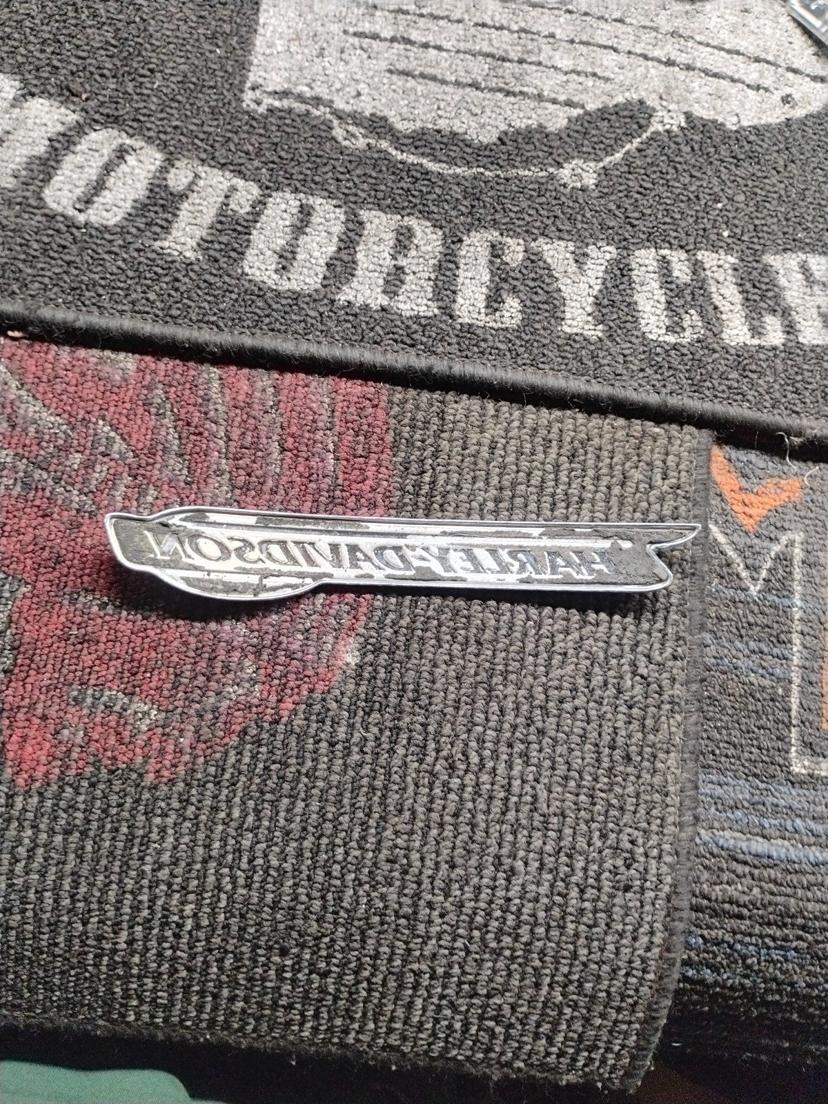 HARLEY-DAVIDSON MEDALLION,RH/F'TANK,RED 62260-08 NEW OEM 62260-08