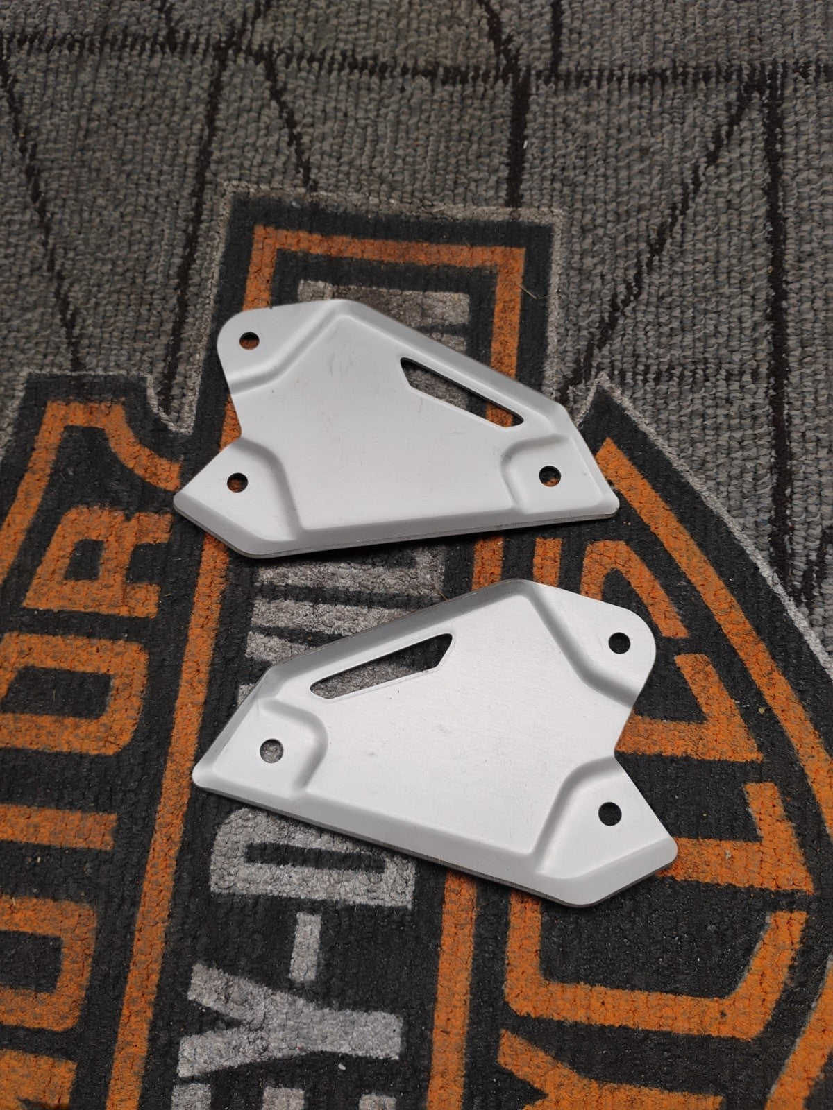 EB1128 2019 19 KAWASAKI ZR900 ABS LH RH HEEL GUARDS