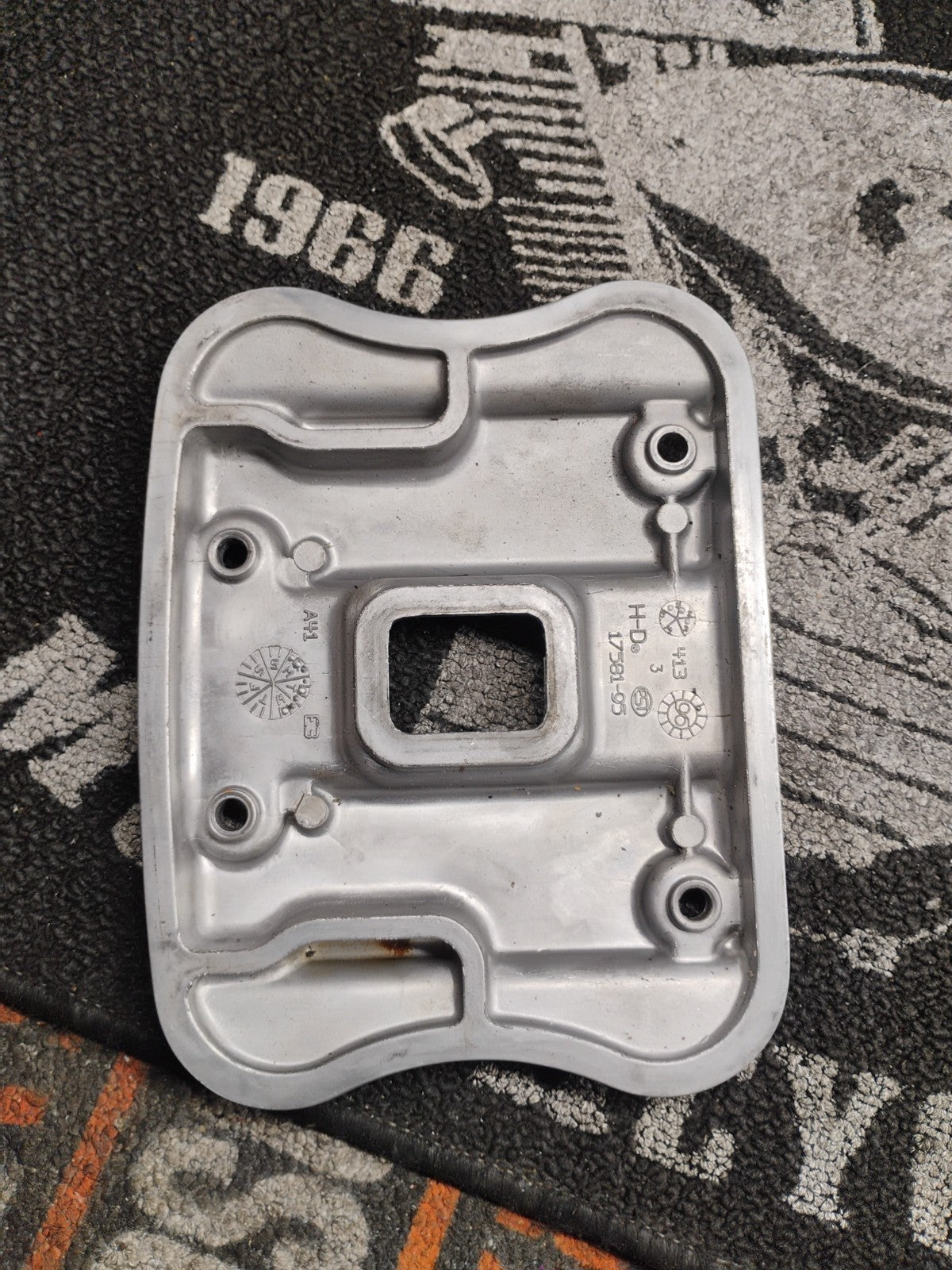 Harley-Davidson OEM 95-03 XL Polished Rocker Cover 17501-86B Cast #17581-95