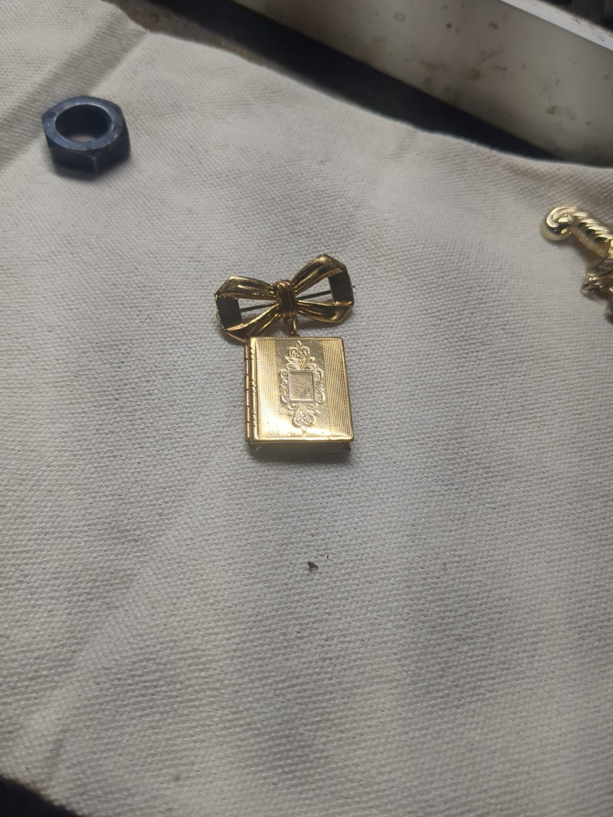 Vintage Sweetheart Photo Picture Locket Dangle Bow Brooch Pin 1.75'' Mourning