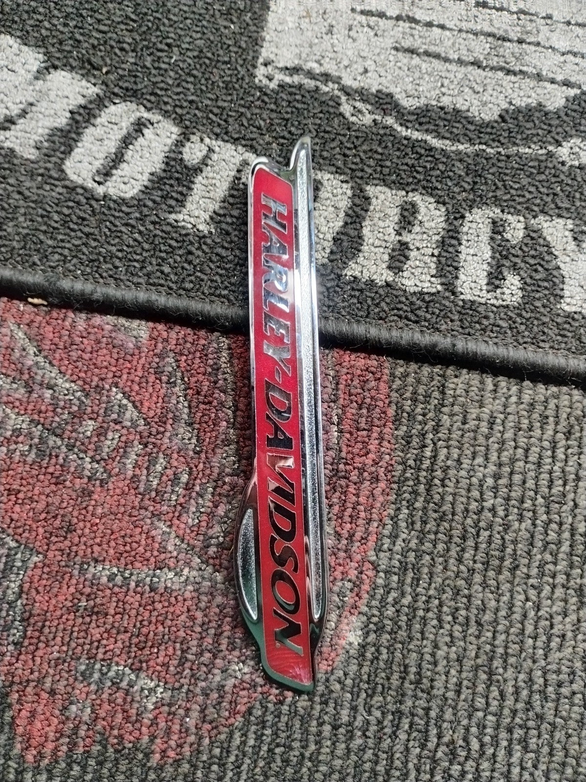 HARLEY-DAVIDSON MEDALLION,RH/F'TANK,RED 62260-08 NEW OEM 62260-08