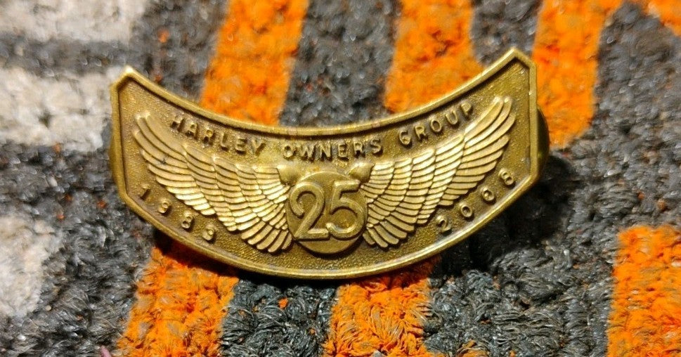 Brass Harley Davidson Owners Group HOG 25 Year Anniversary Vest Jacket Pin 1.5"