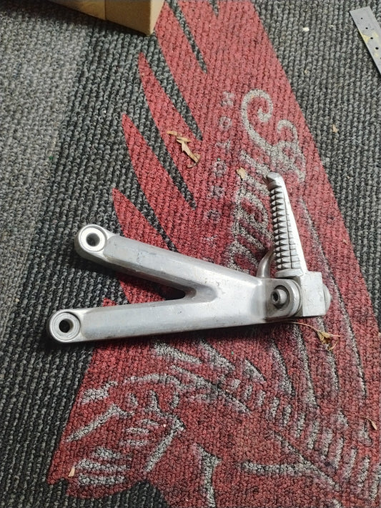 1999-2002 Yamaha YZF R6 Right Rear Passenger Footpeg Foot Rest Mount  OEM