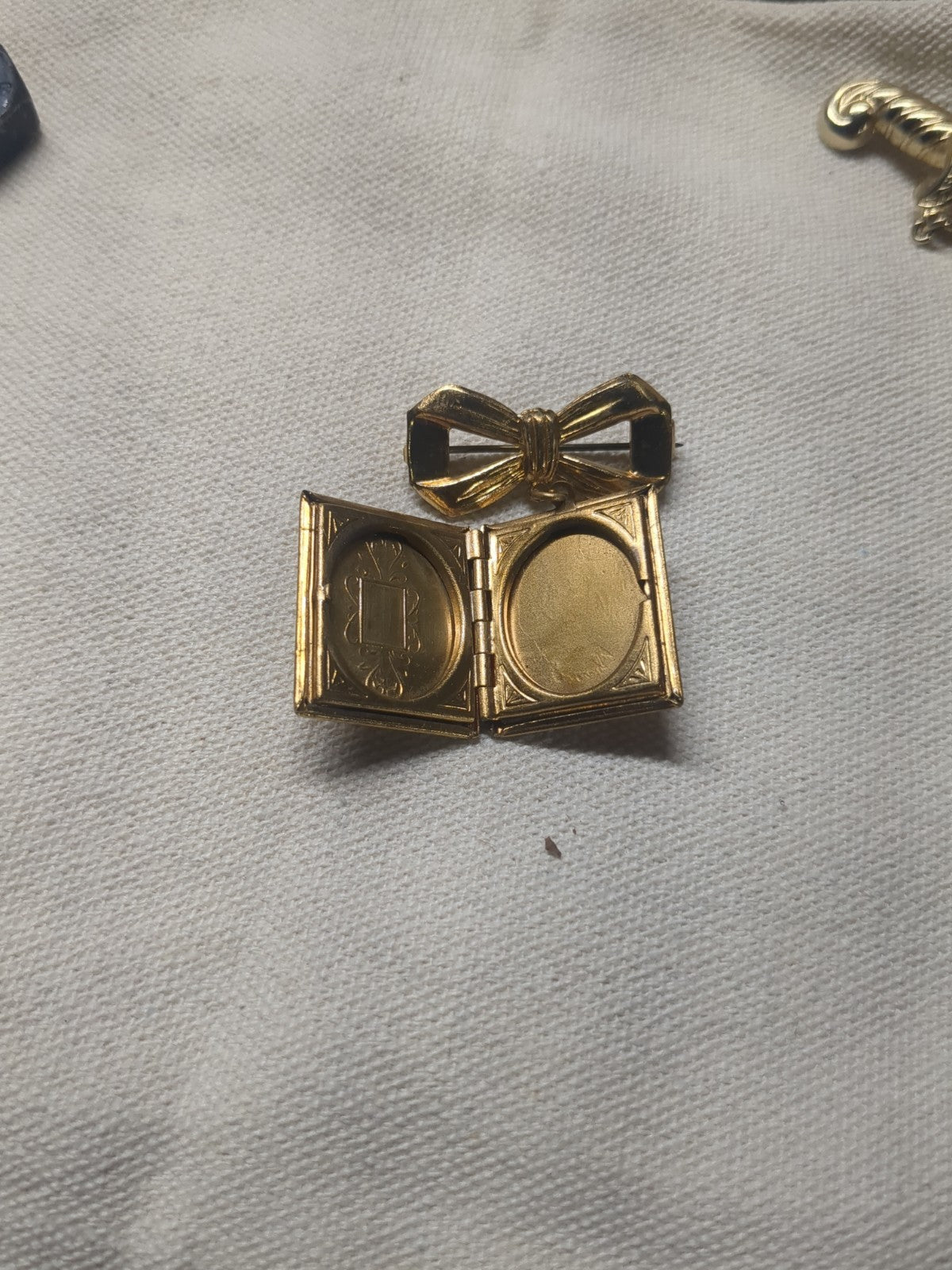 Vintage Sweetheart Photo Picture Locket Dangle Bow Brooch Pin 1.75'' Mourning