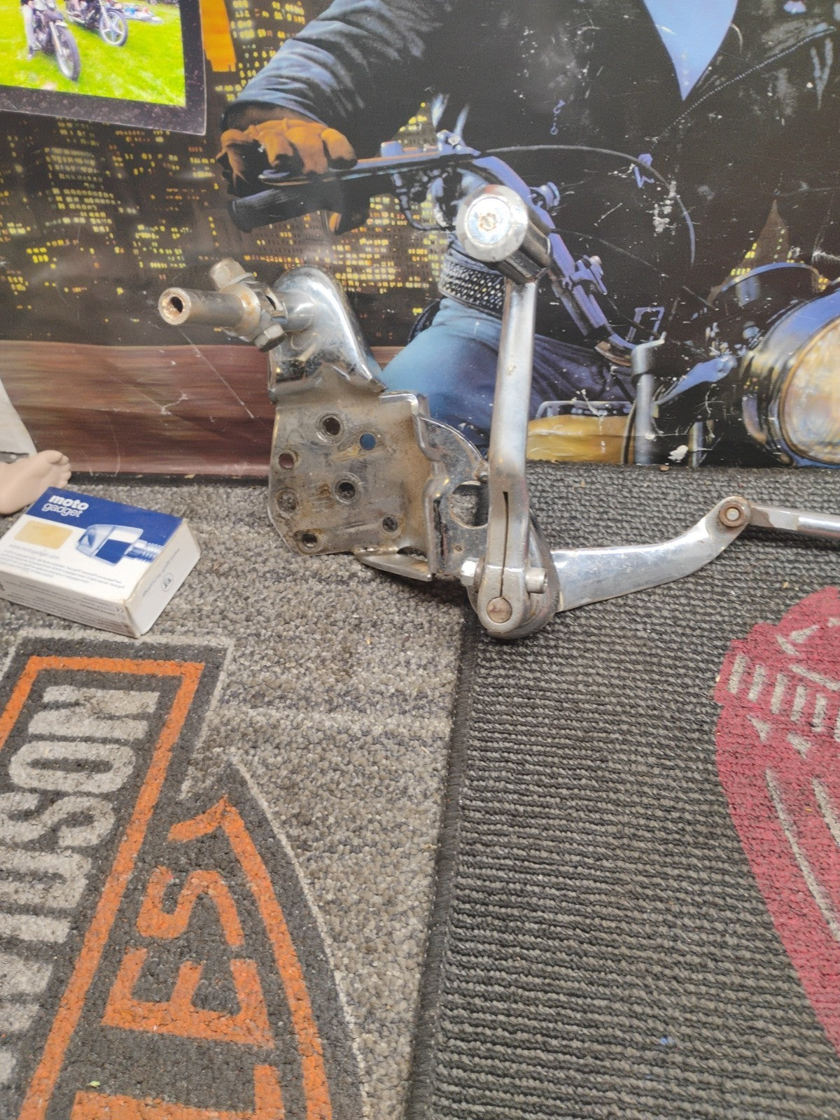 2007 Harley Davidson Dyna Front Driver Foot Pegs mount bracket