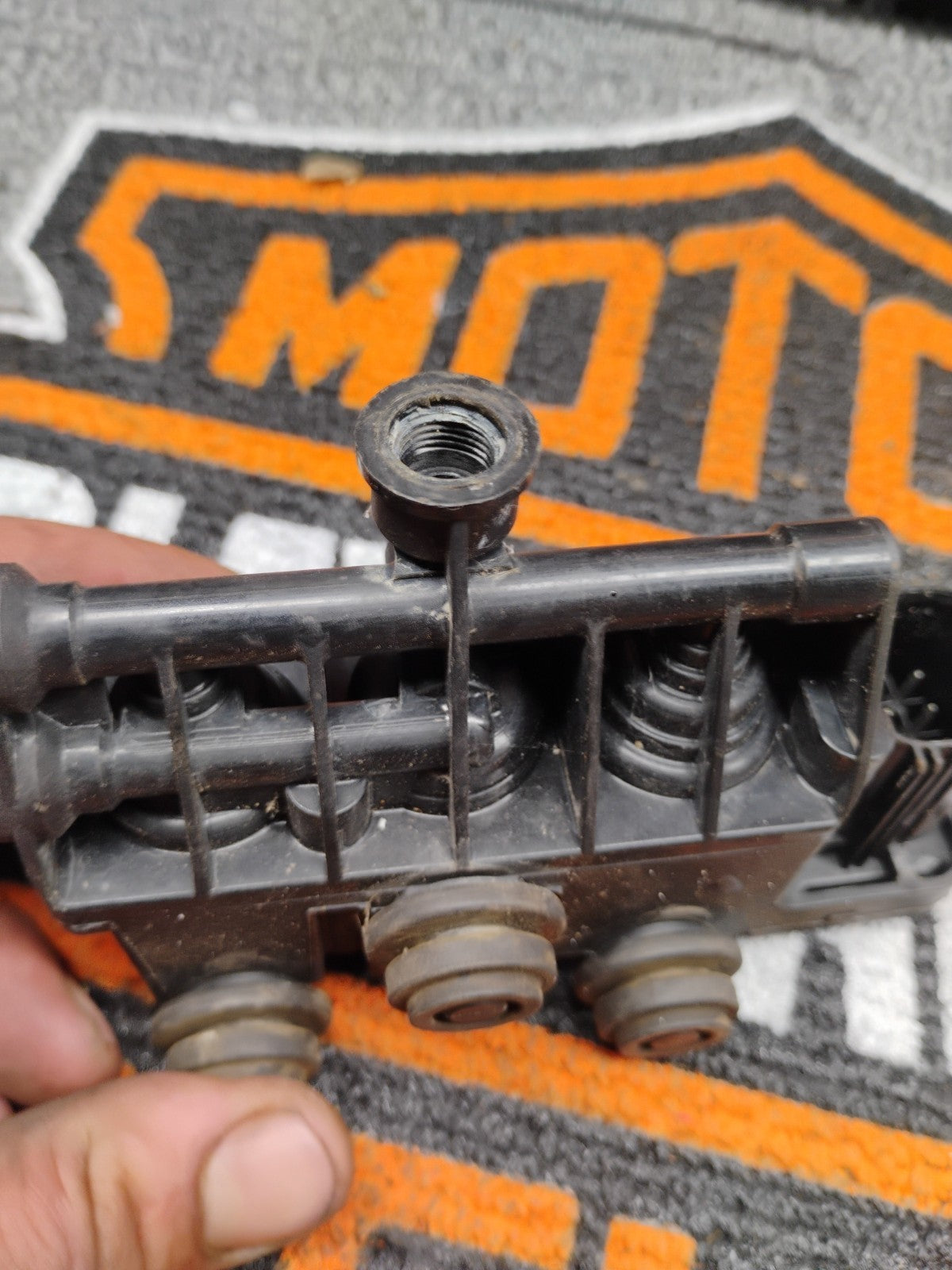 LAND ROVER LR3 / LR4 & RANGE ROVER SPORT REAR AXLE AIR SUSPENSION VALVE BLOCK