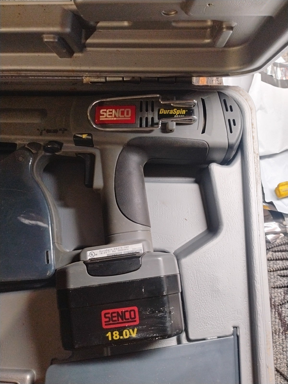Senco DuraSpin DS202-18V Cordless Autofeed Screw Fastening System W/ 2 Batteries