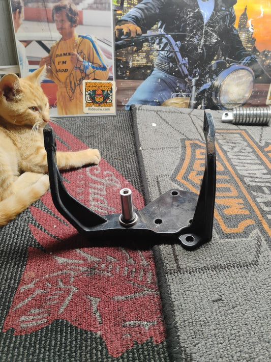 1453 00 HARLEY-DAVIDSON SOFTAIL HERITAGE RIGHT FOOT REST FOOTBOARD BRACKET