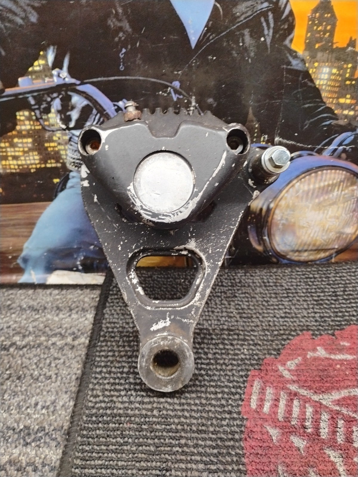 82 HARLEY DAVIDSON SPORTSTER XL1000 REAR GIRLING BRAKE CALIPER W/ MOUNT 34325002