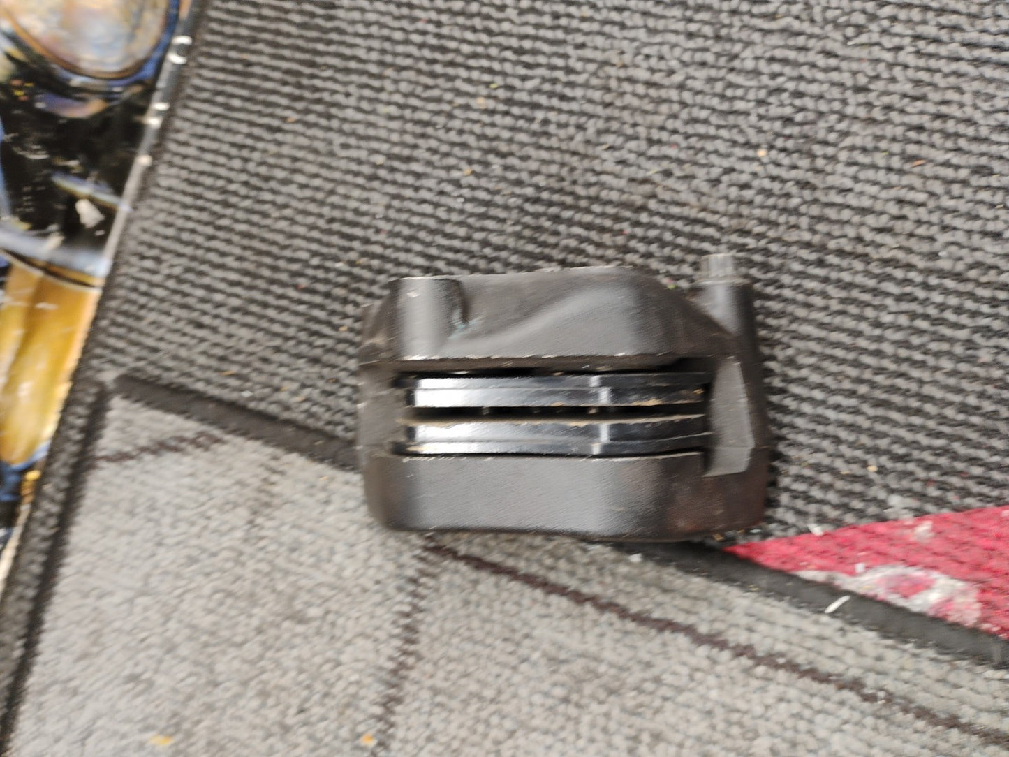 14-22 HARLEY DAVIDSON IRON 883 FRONT BRAKE CALIPER 41300010