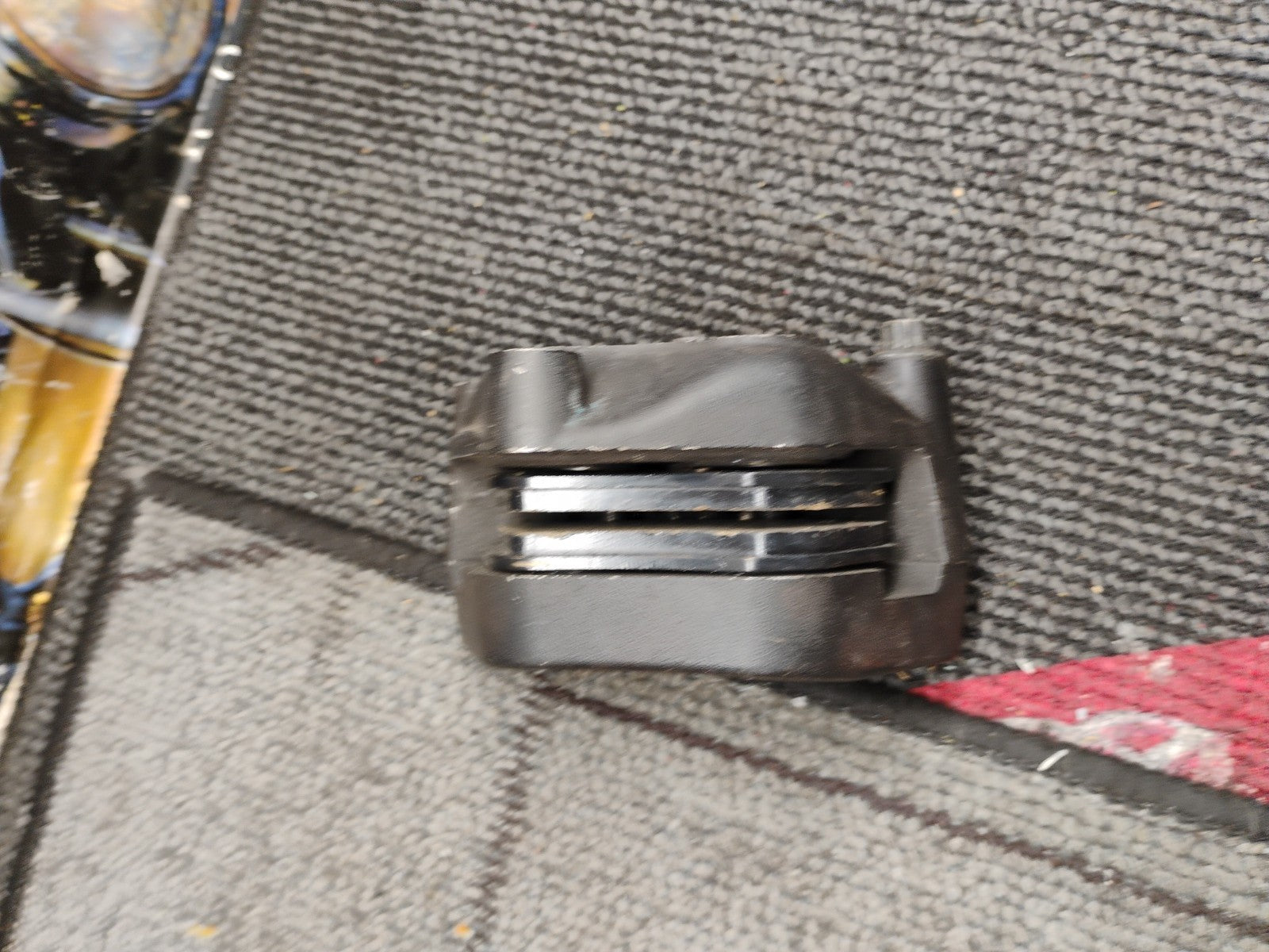 14-22 HARLEY DAVIDSON IRON 883 FRONT BRAKE CALIPER 41300010