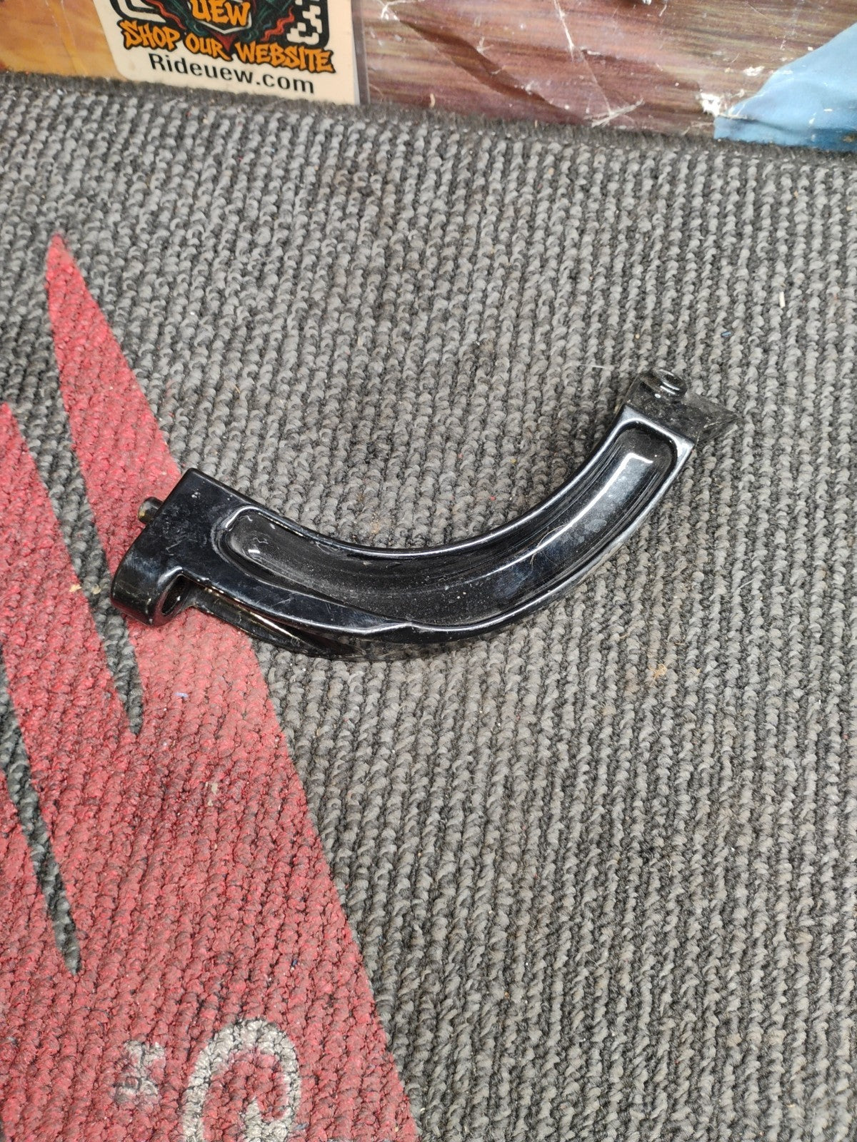 1061 00 HARLEY-DAVIDSON ROAD GLIDE REAR RIGHT FOOT REST FOOTBOARD BRACKET