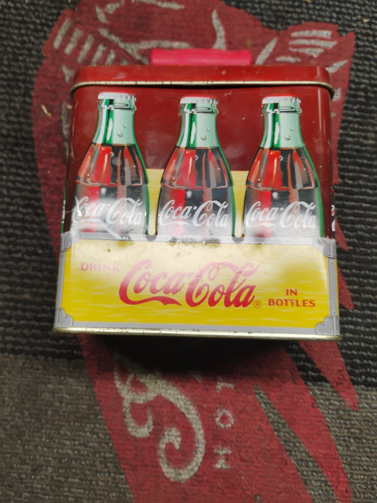 1999 Coca Cola Collectors Tin 6 Bottle Carry Tin With Plastic Handle (5X3.5X5in)