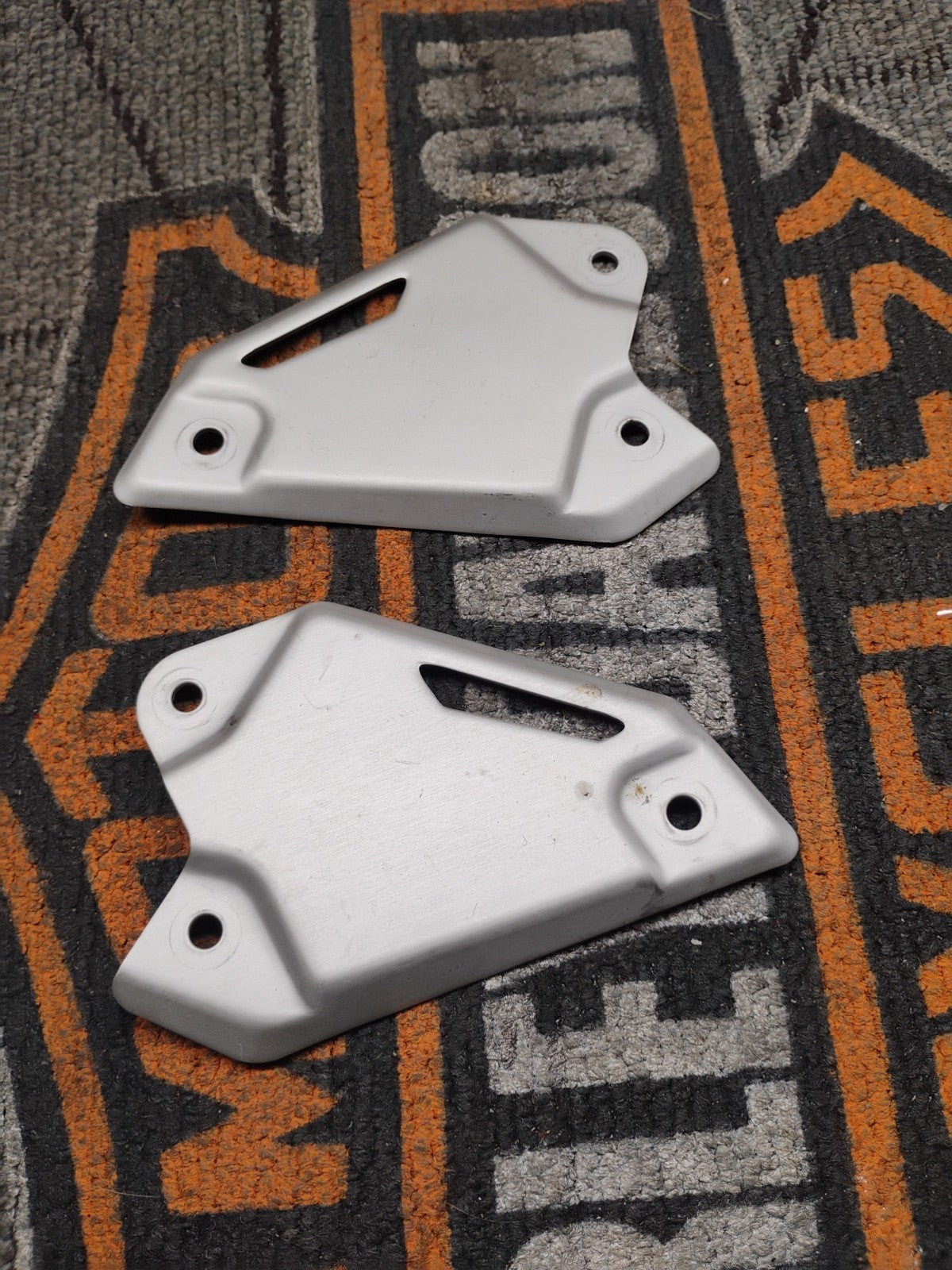 EB1128 2019 19 KAWASAKI ZR900 ABS LH RH HEEL GUARDS