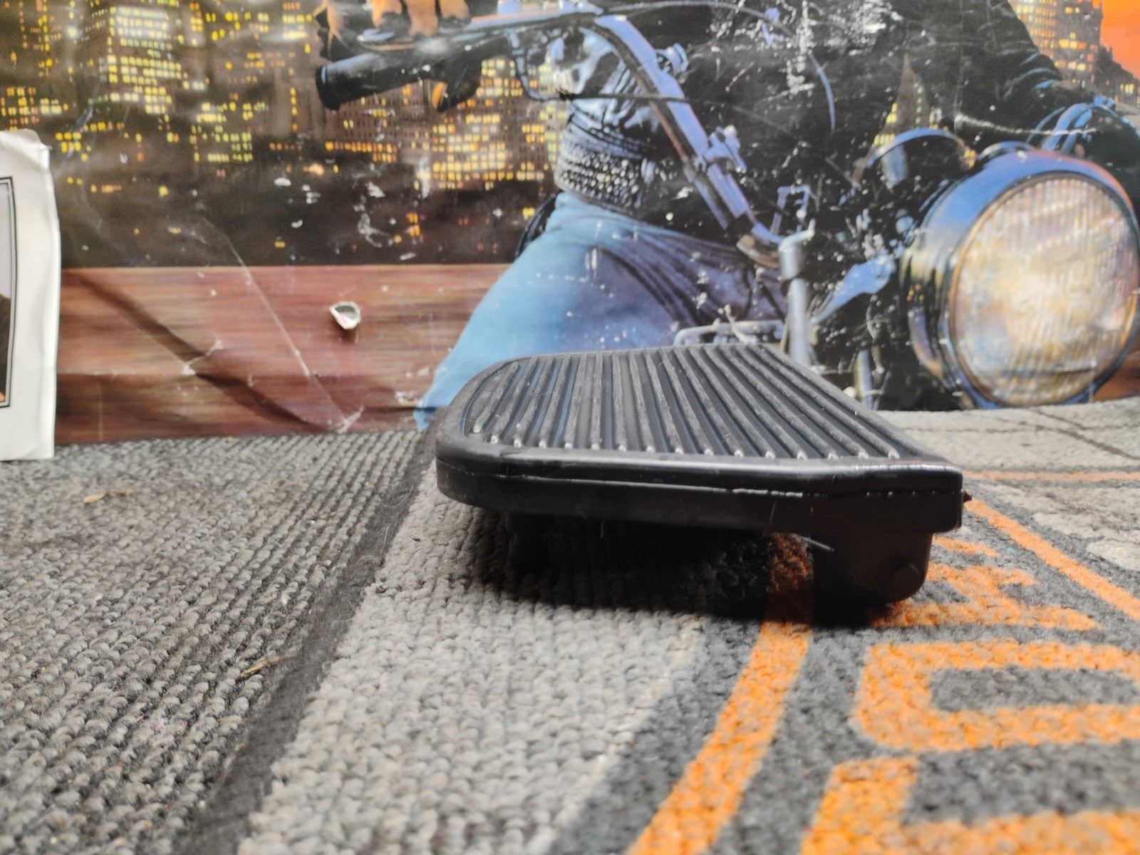 50606-06 HARLEY-DAVIDSON 2006-LATER TOURING LEFT PASSENGER FLOORBOARD PAD OEM 