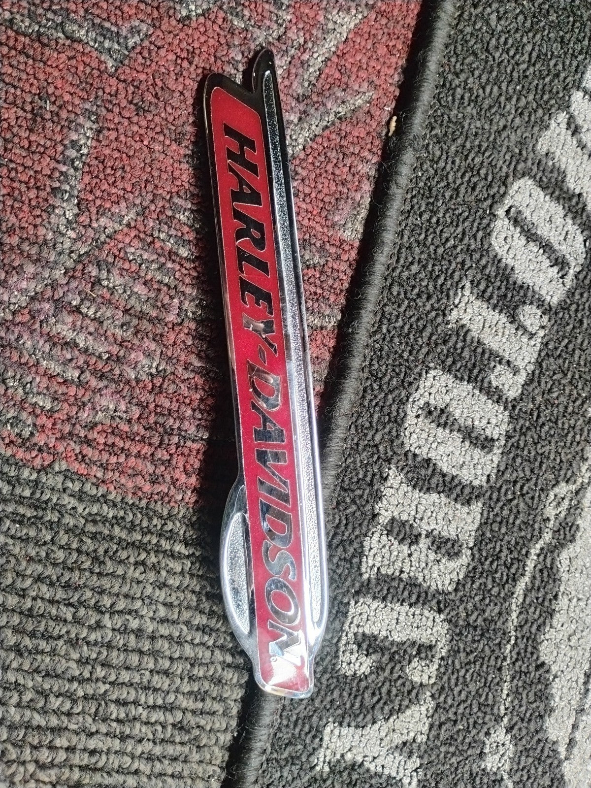 HARLEY-DAVIDSON MEDALLION,RH/F'TANK,RED 62260-08 NEW OEM 62260-08