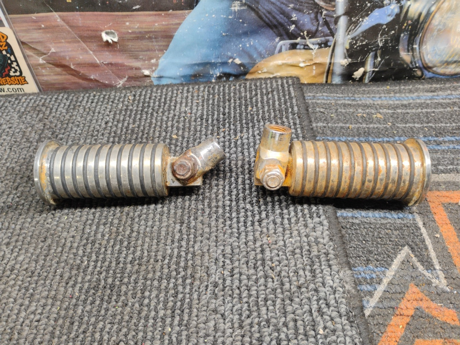 HARLEY DAVIDSON FOOTREST FOOTPEGS PAIR RIGHT LEFT
