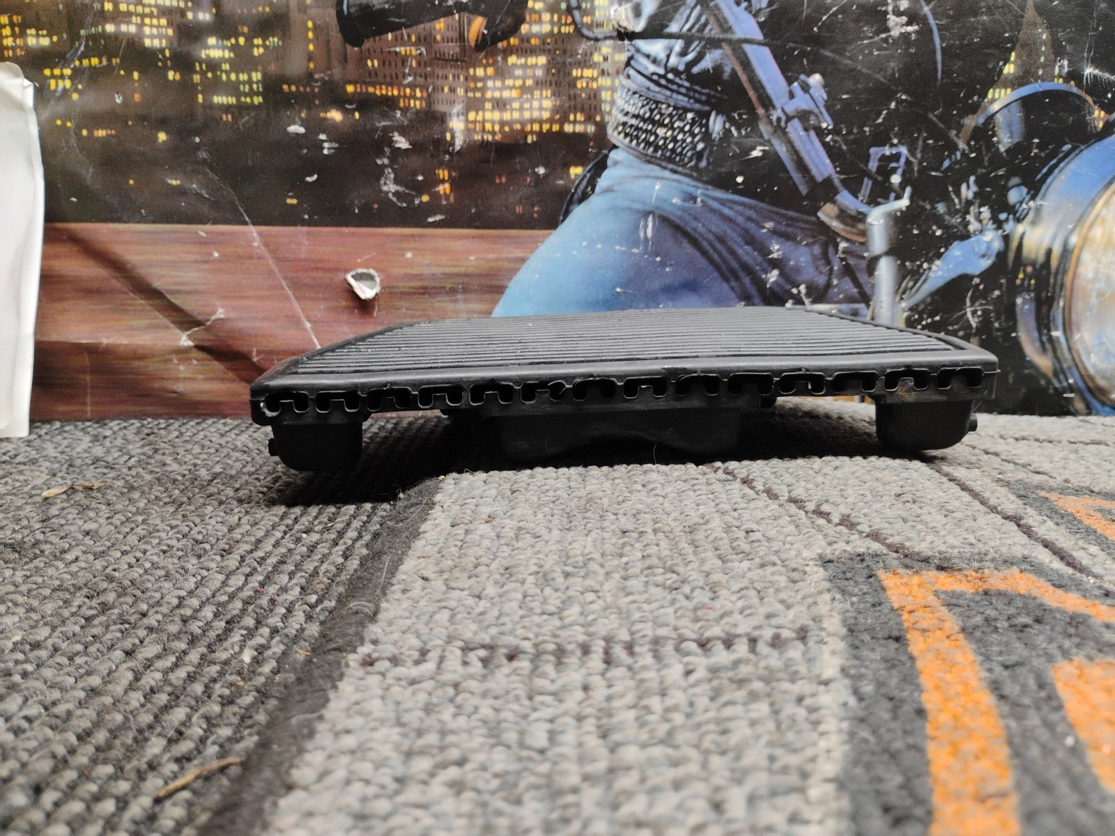 50606-06 HARLEY-DAVIDSON 2006-LATER TOURING LEFT PASSENGER FLOORBOARD PAD OEM 