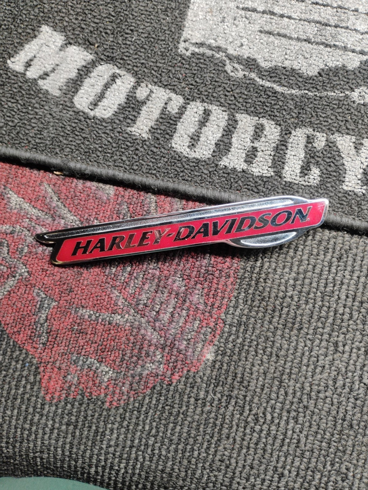 HARLEY-DAVIDSON MEDALLION,RH/F'TANK,RED 62260-08 NEW OEM 62260-08