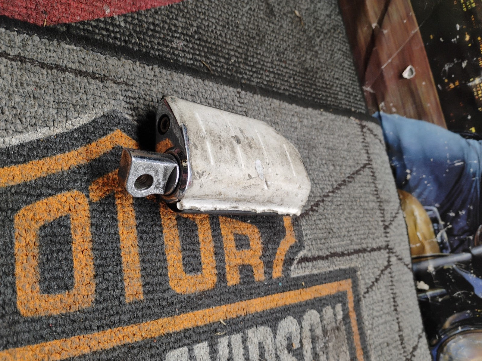 Chrome & Rubber Right Footpeg For Harley Davidson