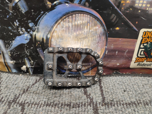 Wide Fat Foot Peg For Harley Dyna Sportster XL Bobber MX Style Black Iron 883