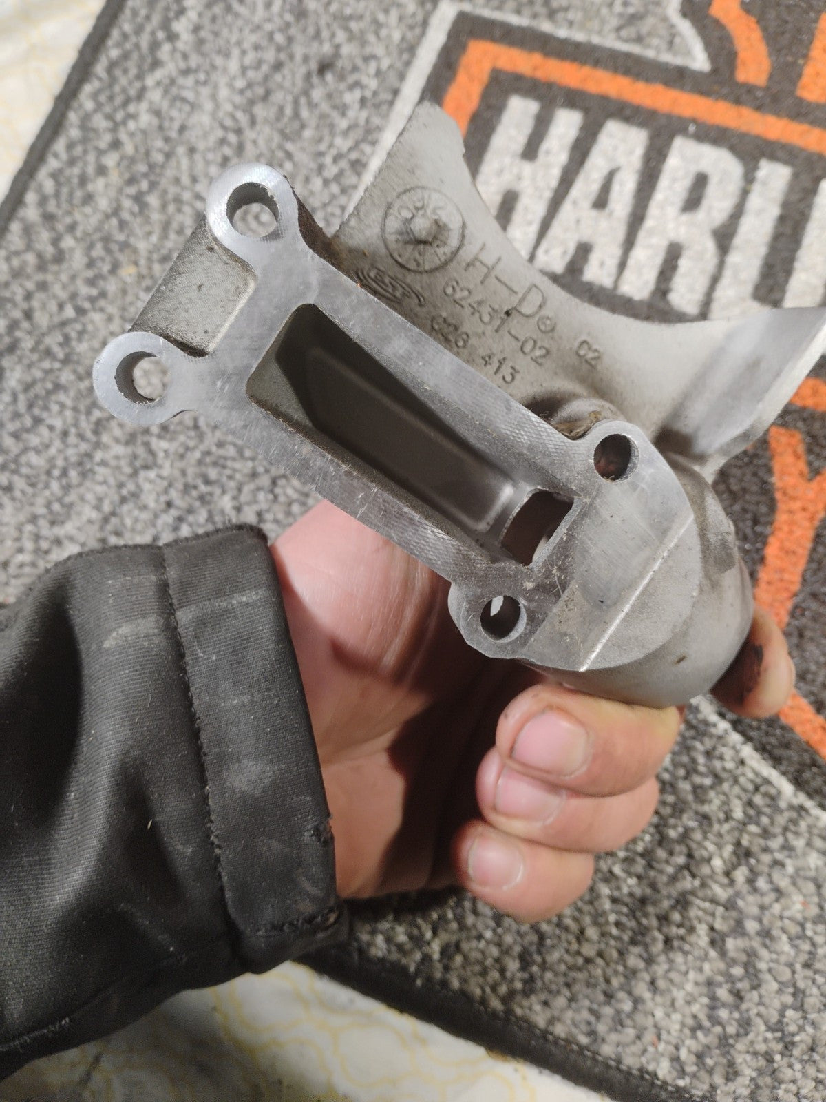 HARLEY DAVIDSON 62431-02 TWIN CAM OEM OIL FILLER HOUSING C26 413 BIKE PART