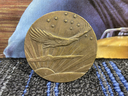 WJ15152 VINTAGE 1970s **EAGLE FLYING OVER SUNSET** BIRD ARTWORK MENS BELT BUCKLE
