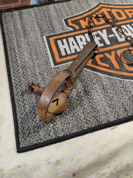 VINTAGE TRAPPERS  EARLY 1900S ONEIDA VICTOR Small  METAL ANIMAL  TRAP Display...